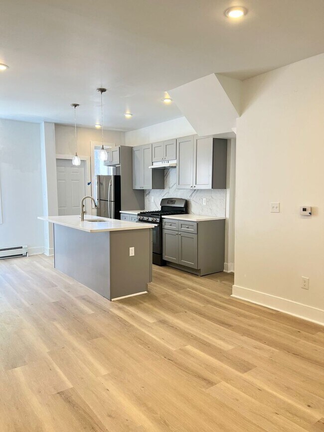 Building Photo - Remodeled 3bd/1.5 House with Rear yard!! S...