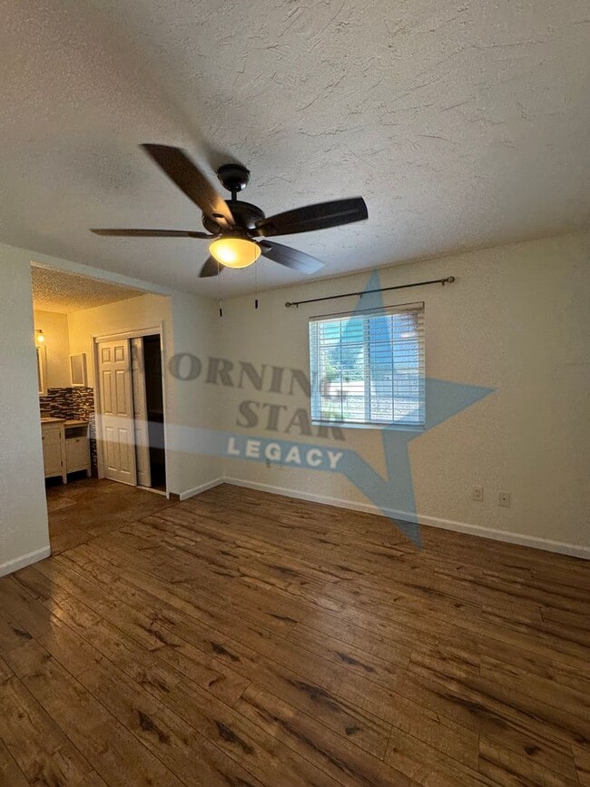 Building Photo - Spacious home in desirable location!