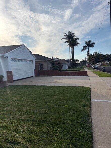 Building Photo - 1436 W 152nd St