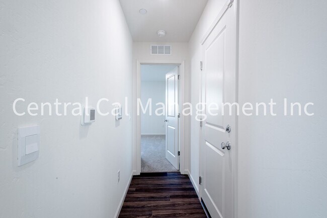 Building Photo - 4 Bedroom/2 Bath Home with Solar in the Desired Southwest - $2500 Per Month!