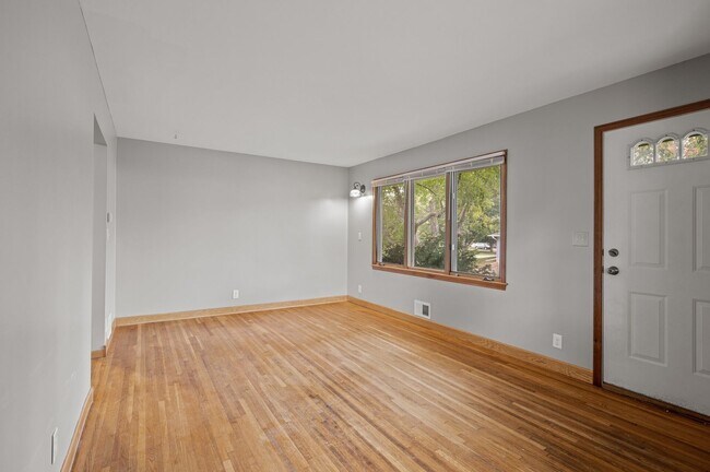 Building Photo - 1711 Rose Pl W