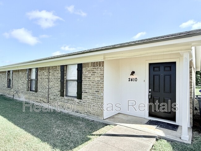 Building Photo - 2410 Comanche Trl