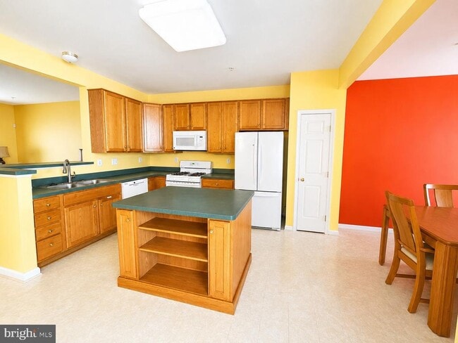 Building Photo - 4302 Begonia Dr