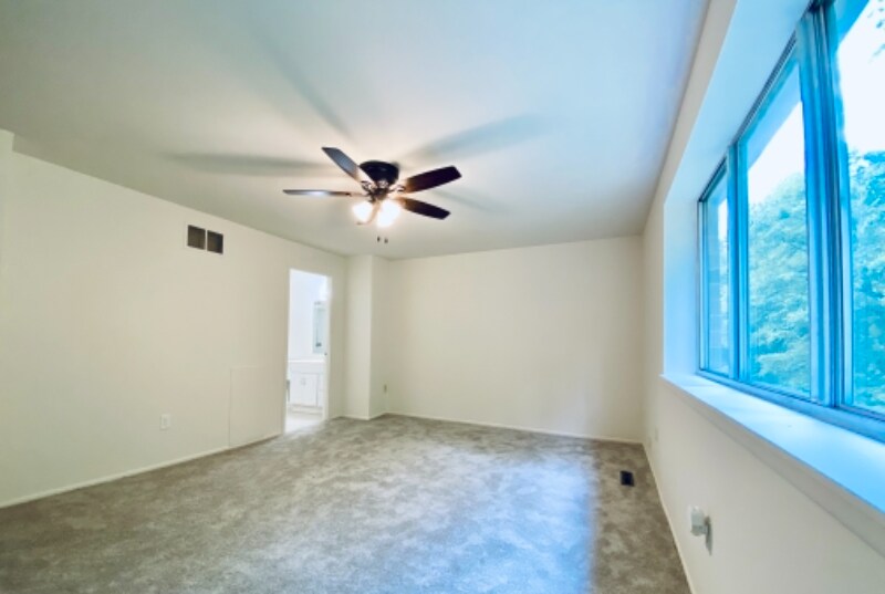 Building Photo - 10690 High Beam Ct