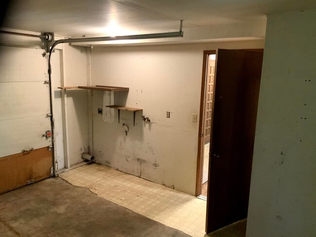 Building Photo - Two Bedroom Duplex in South Hills Area