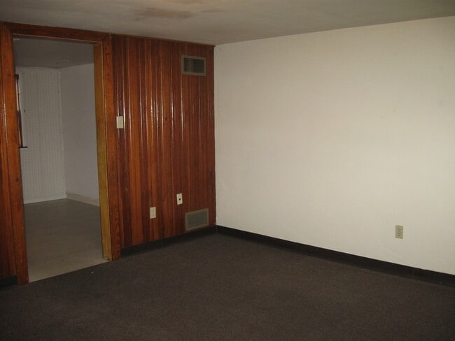 Building Photo - 2 Bedroom, 1 Bath Townhouse