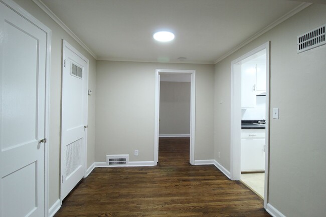 Building Photo - One Bedroom Duplex in North Kansas City