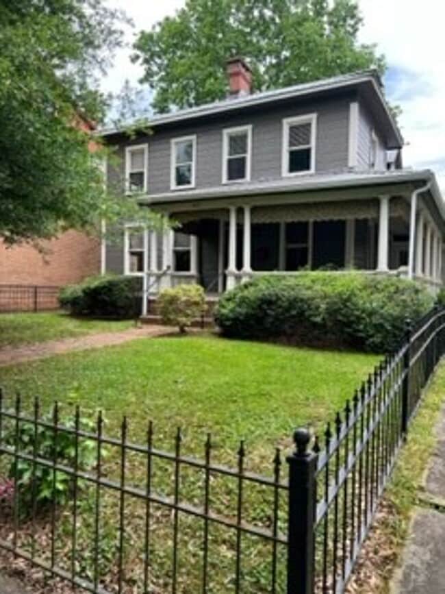Building Photo - Beautiful 4 Bedroom 2 Bath House now Avail...