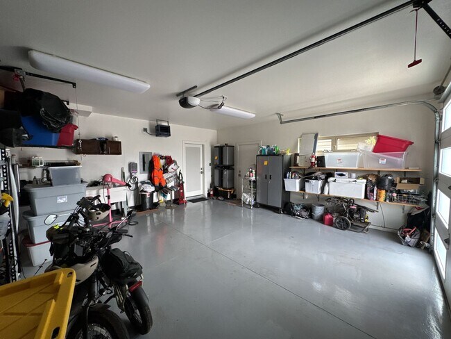 Building Photo - FULLY FURNISHED ALL-INCLUSIVE STUNNING HOM...