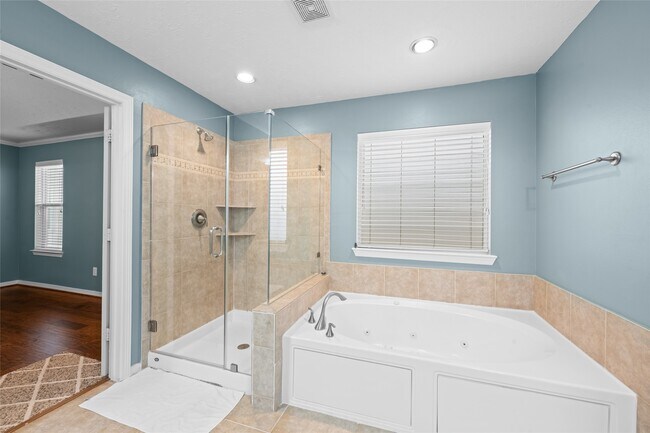 Building Photo - 3410 Skyline Village Dr