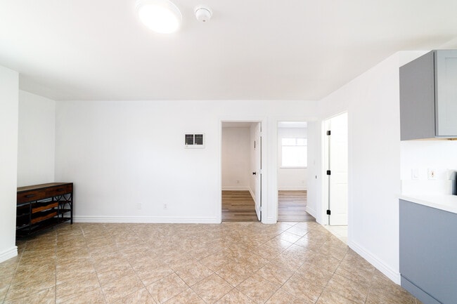 Building Photo - 2718 Alsace Ave