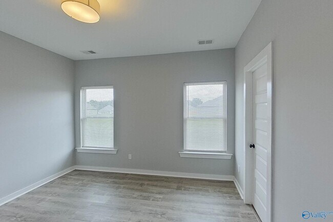 Building Photo - 520 White Oak Cir