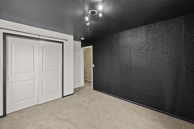 Building Photo - "Beautiful Townhome 3-Bedroom  2.5 Baths no carpet home, just 7 minutes from Fort Carson!"