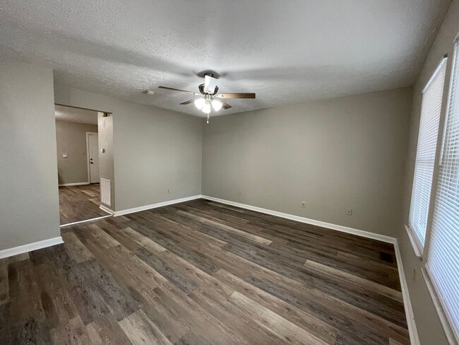 Building Photo - Newly Renovated 2 story 3 Bedroom and 1 ba...