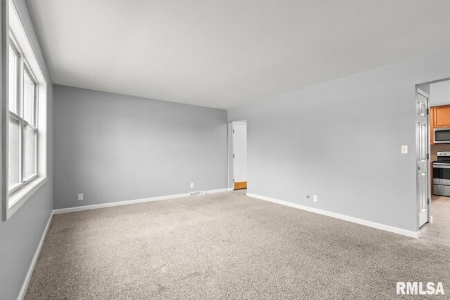 Building Photo - 2020 W Glen Ave