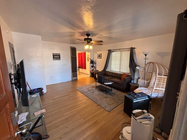 Building Photo - 825 Palomas Dr SE