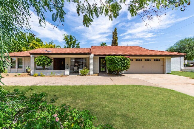 Primary Photo - 5 Bedroom 3 Bathroom Phoenix Home