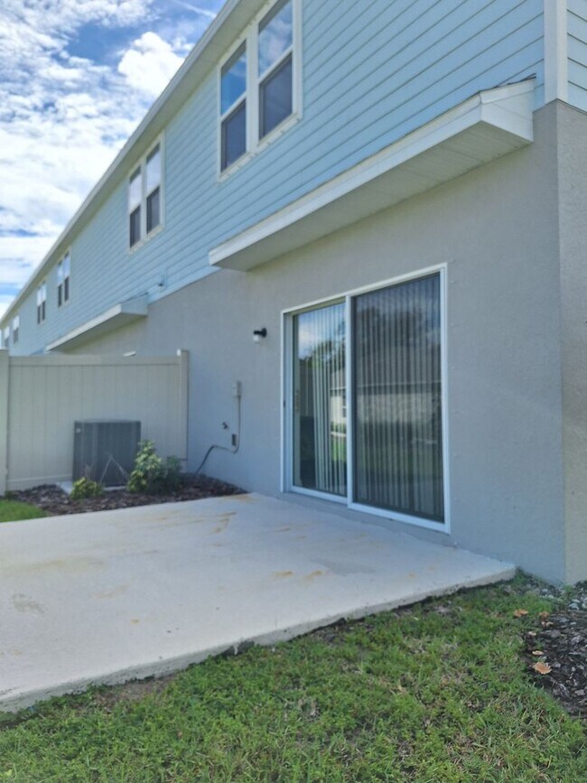 Building Photo - 211 Riverfront Wy