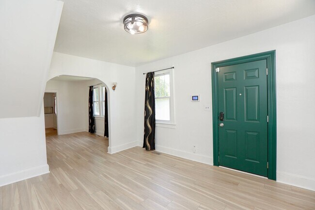 Building Photo - Cape Cod with huge yard-Move in Now