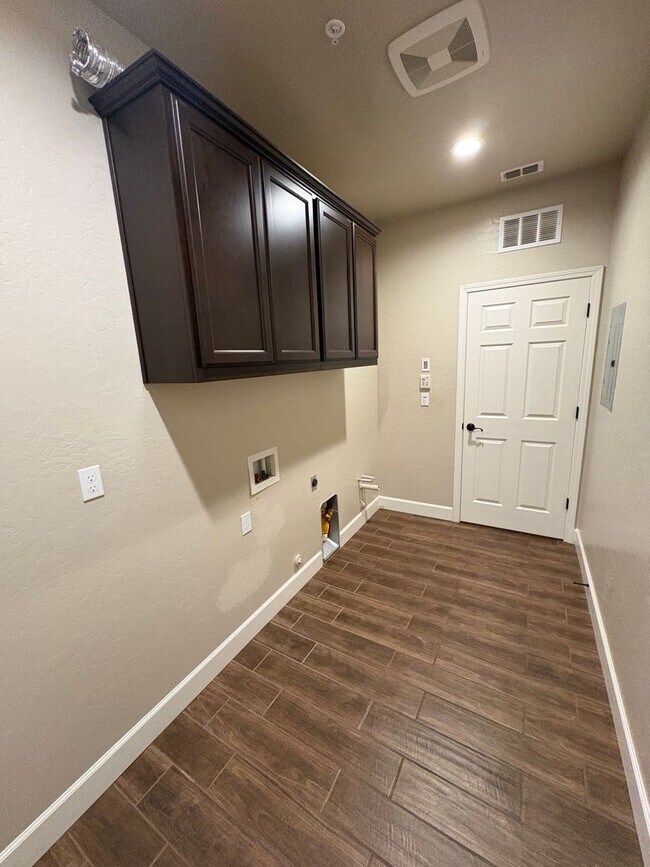 Building Photo - Lovely SE Tulare available now!
