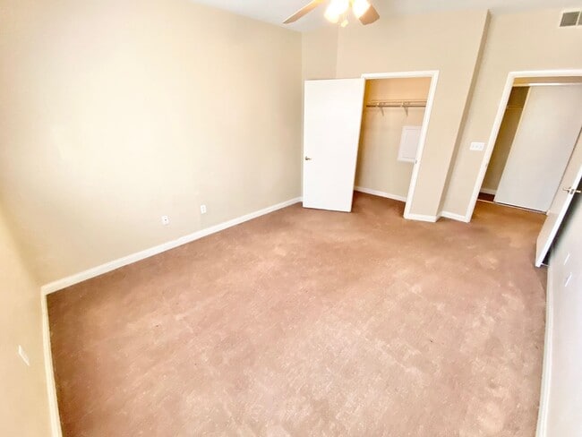 Building Photo - SPACIOUS 1 BEDROOM, 1 BATH GROUND-FLOOR CO...