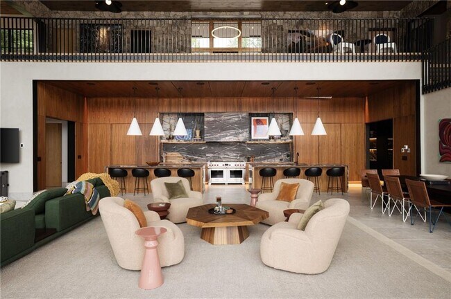 Building Photo - 725 Rocky Point Dr