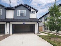 Building Photo - 112 Lavonne Villa