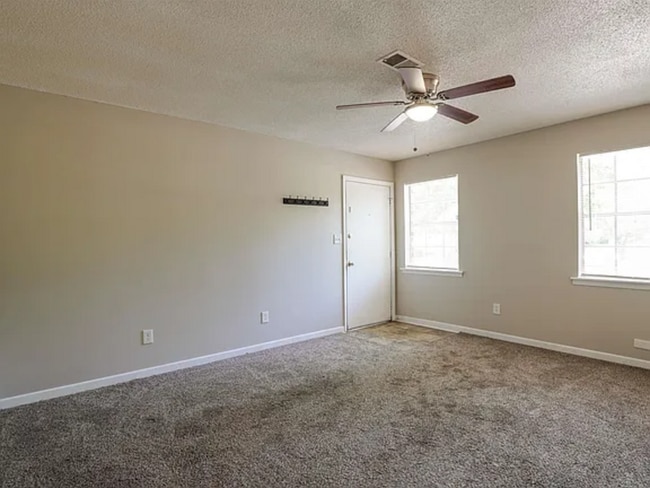 Building Photo - 2116 Greenoaks Rd