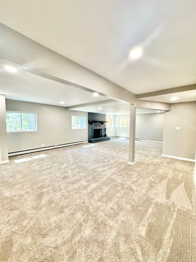 Building Photo - Move In Ready fully remodeled home for ren...