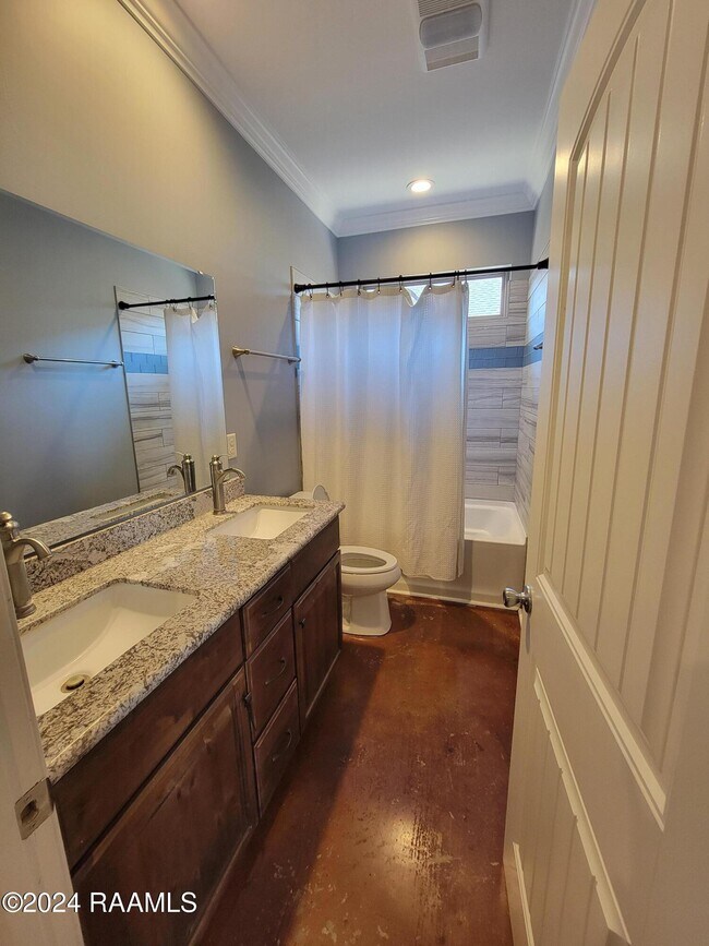 Building Photo - 917 W Broussard Rd