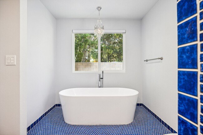 Building Photo - 3 Bed / 2 Bath Home with Bonus Room, Pool and Two Car Garage.