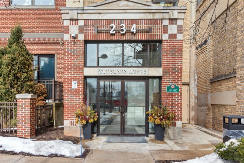 Building Photo - 234 E Reservoir Ave