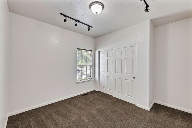 Building Photo - 623 Canyon Vista Way