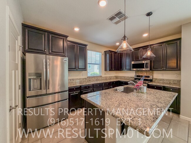 Building Photo - Beautiful Roseville 4 Bedroom Home