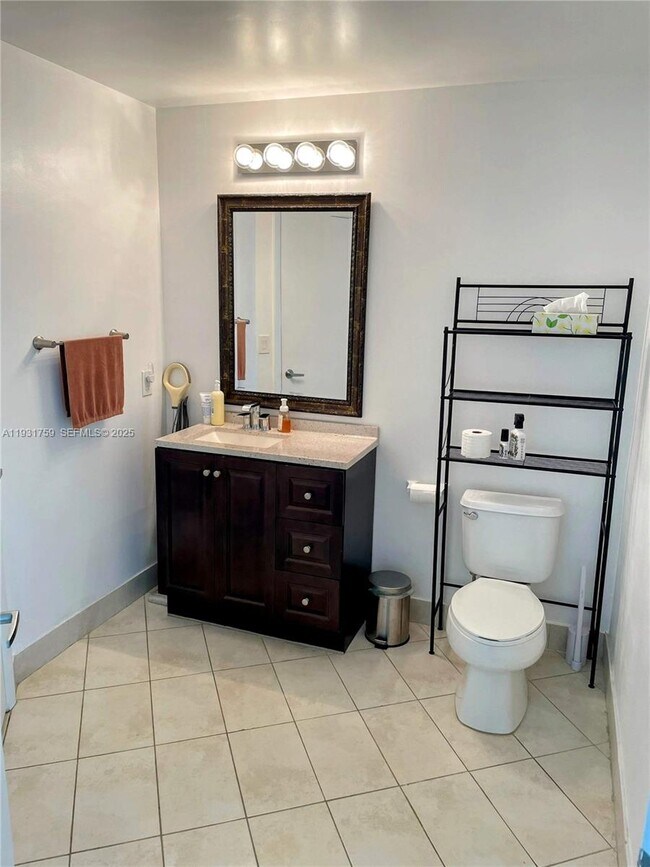 Building Photo - 1900 N Bayshore Dr