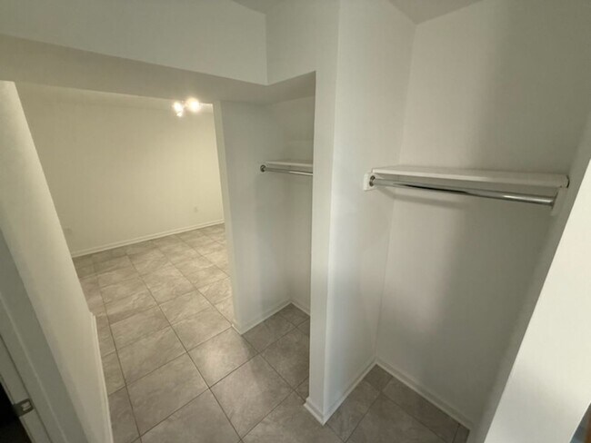 Building Photo - Updated 4BR Townhome!