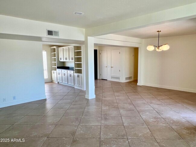 Building Photo - 4847 E Calle de Las Estrellas Rd
