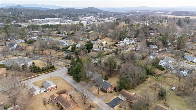 Building Photo - Spacious Blacksburg Home with Utilities In...