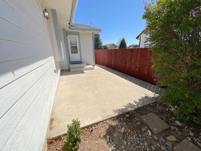 Building Photo - 4 Bedroom Home Available Near Research Pkwy & Scarborough Dr!