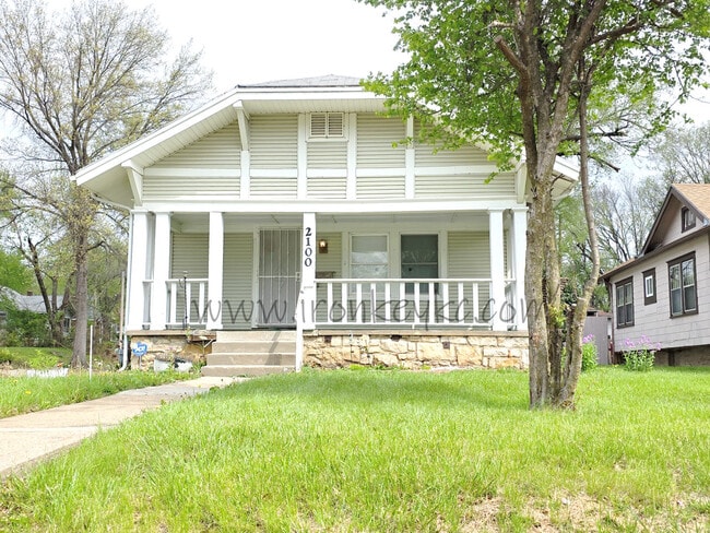 Building Photo - 2100 E 58th St