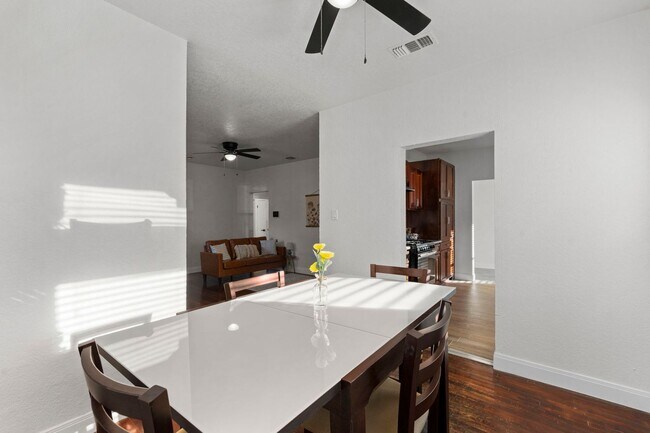 Building Photo - Beautifully Updated 3 bedroom, 2 bath!