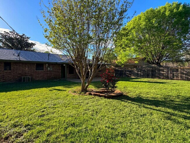 Building Photo - Charming 3-Bedroom Haven with Cozy Fireplace in North Richland Hills!