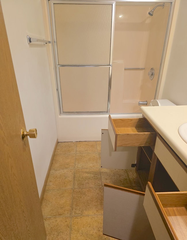 Building Photo - Great 3 Bed 2 Bath 2 Car Garage Split Level Duplex- Pets ok!