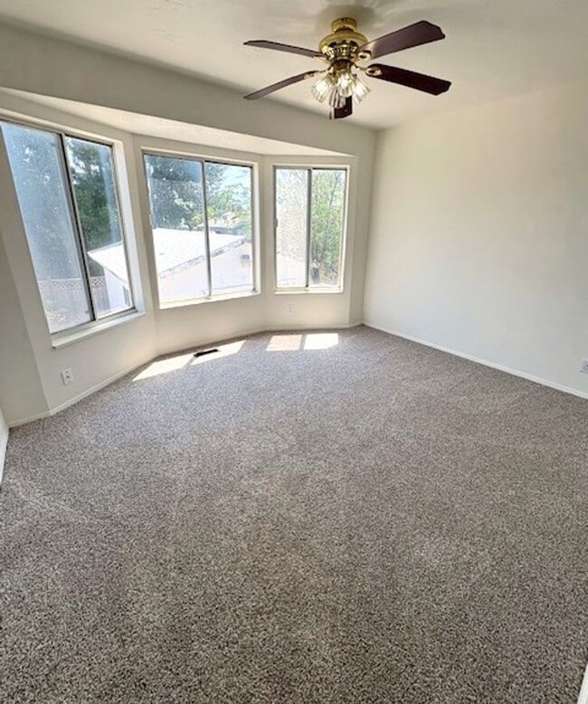 Building Photo - 3 Bedroom / 2 Bath Home in Kearns!
