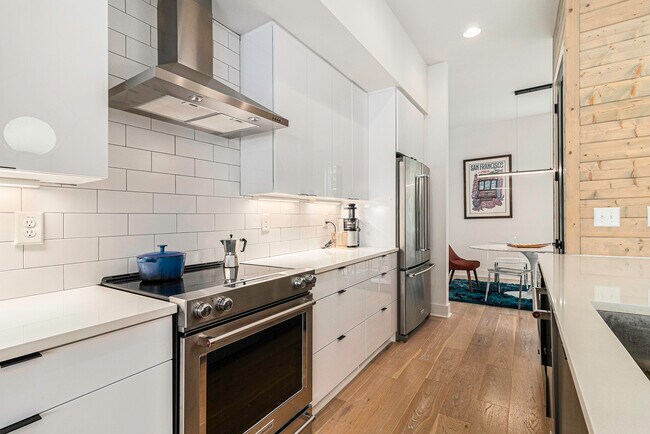 Building Photo - 2424 Memorial Dr SE