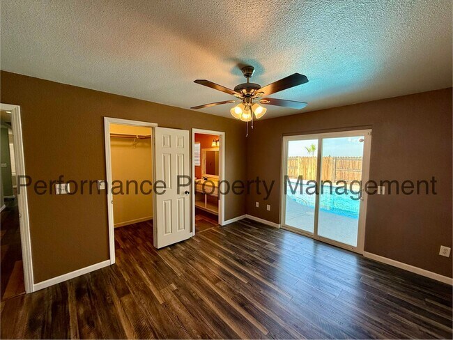 Building Photo - Updated 3 Bed/2 Bath Taft Home w/ Pool, Solar & $0 Deposit Option