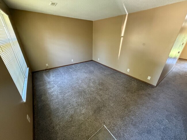 Building Photo - 2BR 1BA Duplex w/ Garage and Shared Yard in Blue Springs