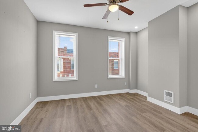 Building Photo - 2422 S Iseminger St