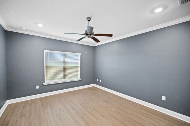 Building Photo - AVAILABLE IN NOVEMBER - Don't miss this op...