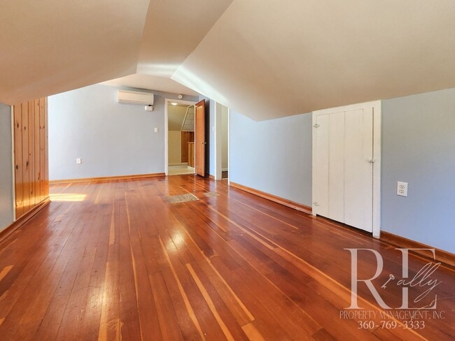 Building Photo - Charming Farmhouse in Town — Hobby Ready &...